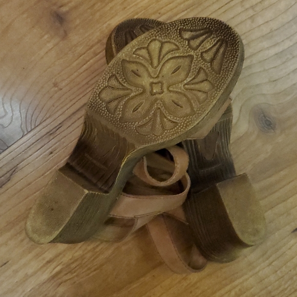 Sandles - Picture 3 of 5